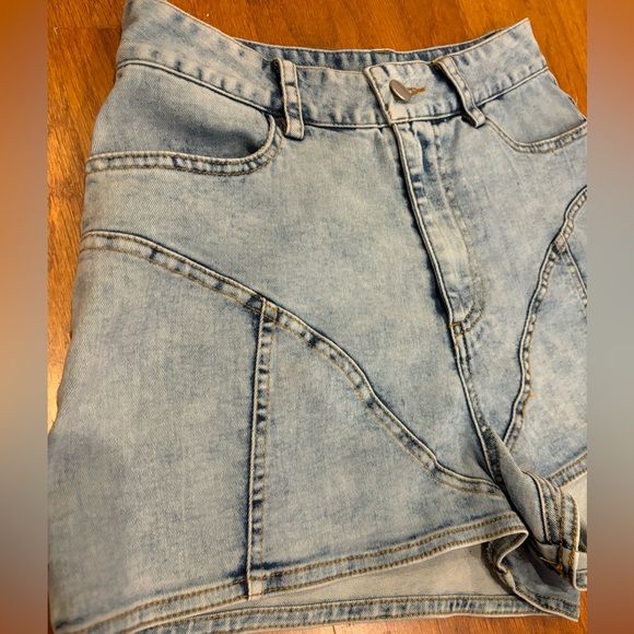 LE LIS Denim High-Rise Shorts - Picture 2 of 5